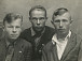 Сергей Орлов (крайний слева) со школьными друзьями. 1930-е годы. Фото из фондов Белозерского областного краеведческого музея
